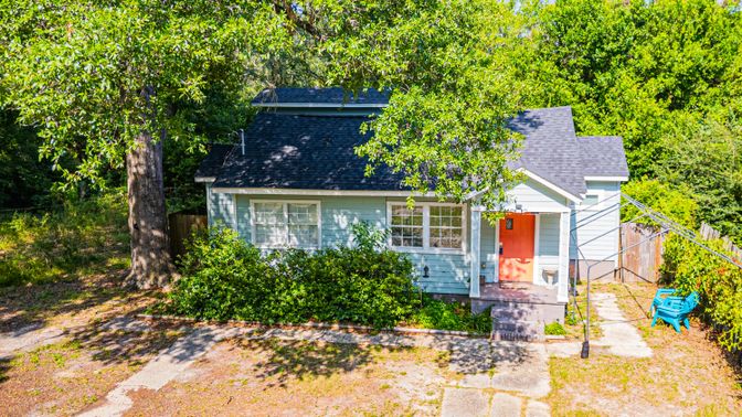 Exterior, Facade, Cape Cod