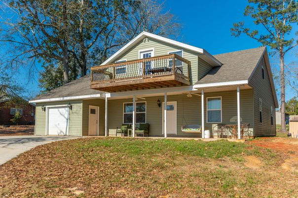 Attached, Exterior, Facade, American Craftsman