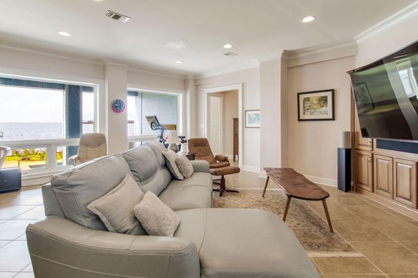 Fitness Equipment, Interior, Living room, Recessed Lighting, Water