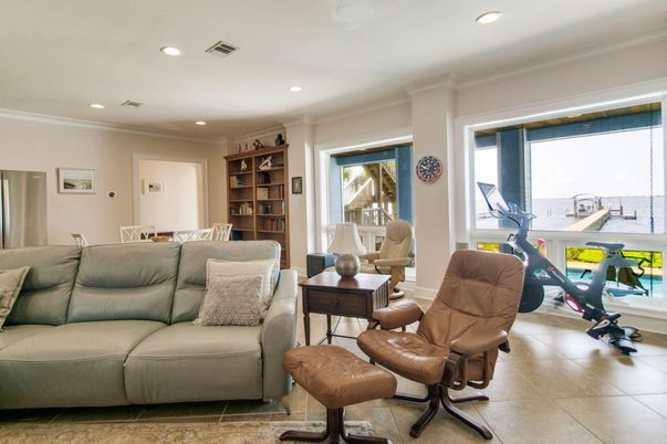 Fitness Equipment, Interior, Living room, Recessed Lighting, Water