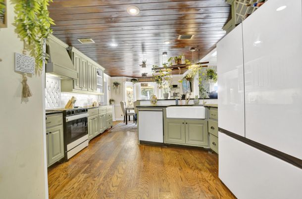 Dining room, Interior, Kitchen, Pendant Lights, Recessed Lighting, Stainless Steel Appliances, Wooden Ceilings, Wood Texture Flooring
