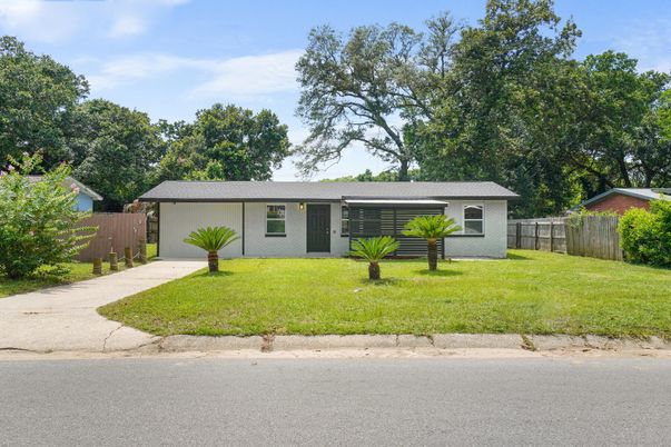 Backyard, Exterior, Facade, Ranch