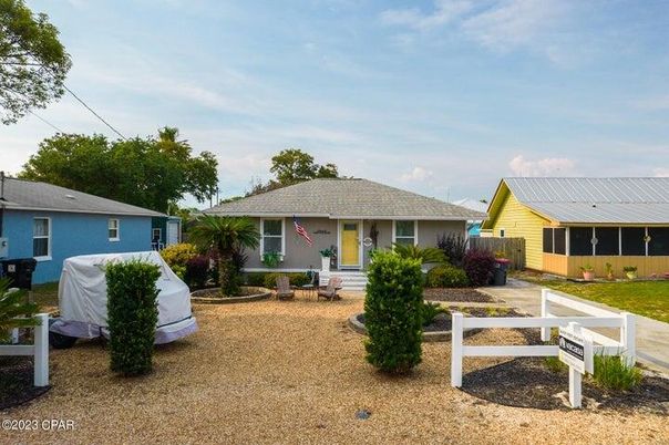Backyard, Exterior, Facade, Ranch