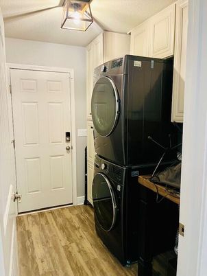 Interior, Utility Closets, Washer, Wood Texture Flooring