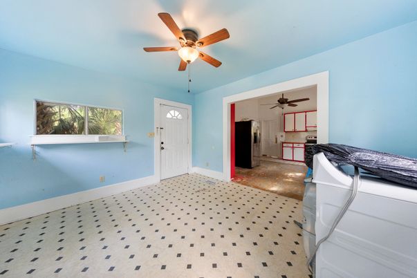 Empty room, Interior