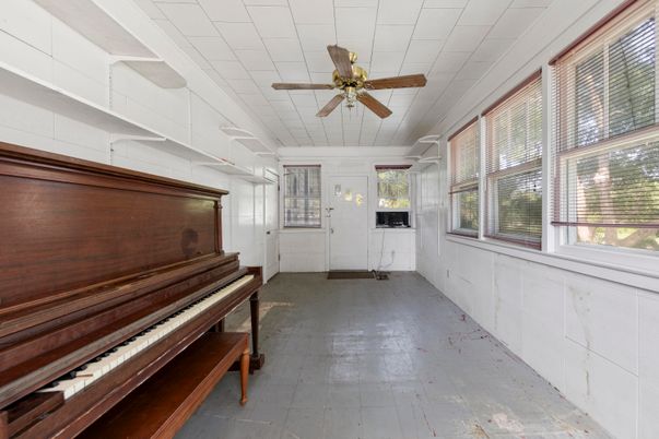 Interior, Piano