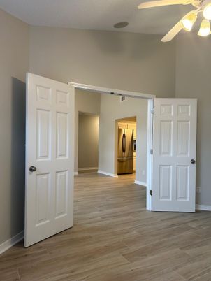 Interior, Washer, Wood Texture Flooring