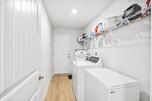 Interior, Recessed Lighting, Washer, Wood Texture Flooring