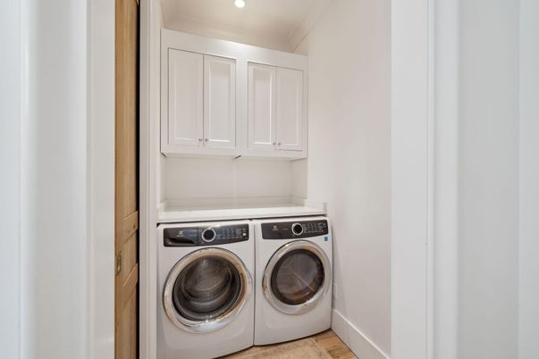 Interior, Recessed Lighting, Washer, Wood Texture Flooring
