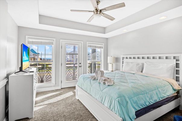Bedroom, Interior, Recessed Lighting, Water