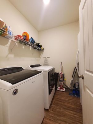 Interior, Washer, Wood Texture Flooring