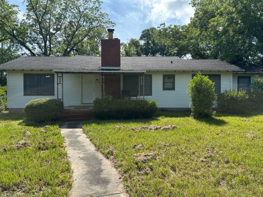 Exterior, Facade, Ranch