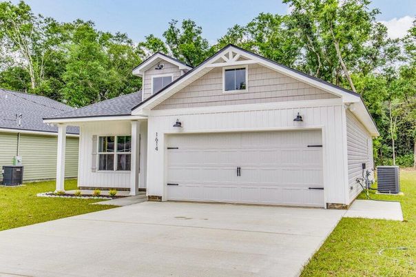 Attached, Exterior, Facade, Ranch