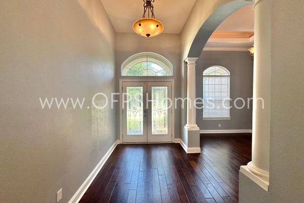 Interior, Pendant Lights, Wood Texture Flooring