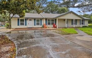 Backyard, Exterior, Facade, Ranch