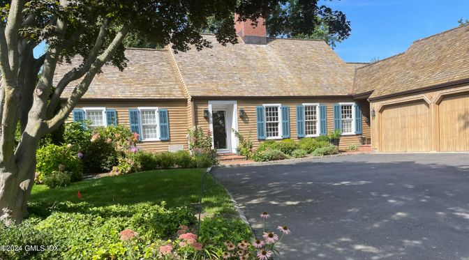 Attached, Exterior, Facade, Cape Cod