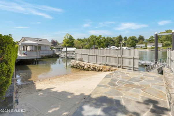 Exterior, Lake