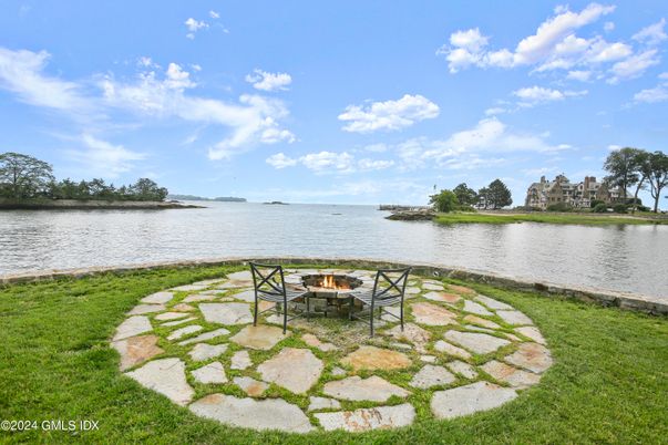 Exterior, Lake