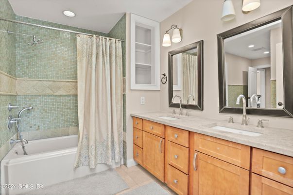 Bathroom, Dual Sink Vanities, Interior, Recessed Lighting