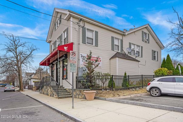 Exterior, Facade, Rowhouse