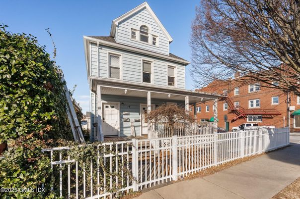 Attached, Exterior, Facade, Brick Facade, Queen Anne Victorian