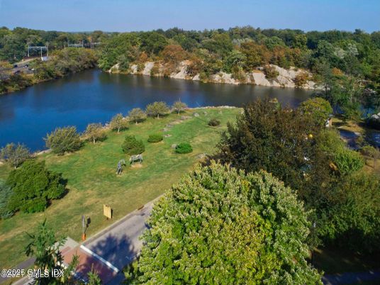 Exterior, Lake