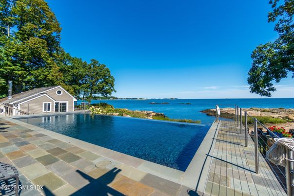 Exterior, Lake