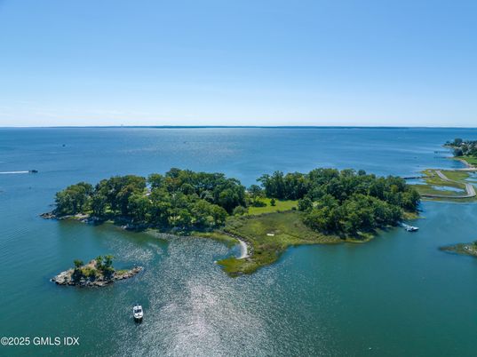 Exterior, Lake