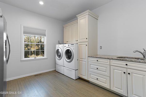 Interior, Recessed Lighting, Washer, Wood Texture Flooring