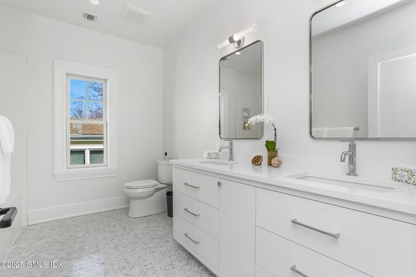 Bathroom, Dual Sink Vanities, Interior, Recessed Lighting
