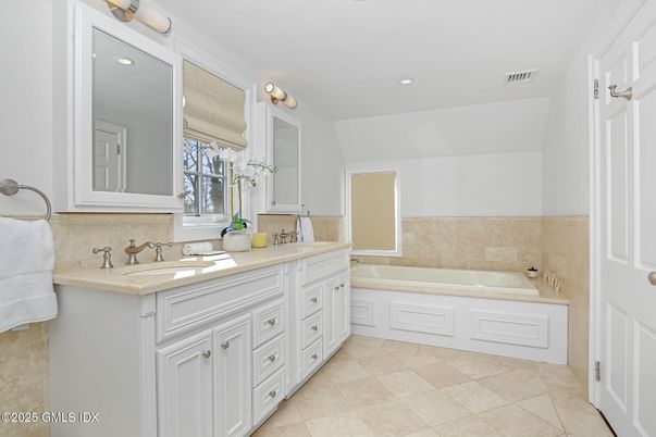 Bathroom, Dual Sink Vanities, Interior, Recessed Lighting