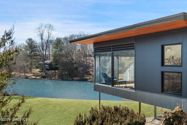 Exterior, Lake