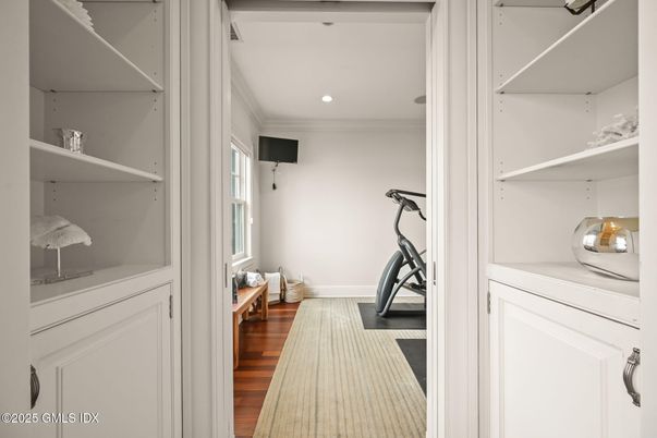 Interior, Recessed Lighting, Washer, Wood Texture Flooring