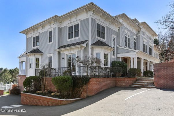 Exterior, Facade, Rowhouse