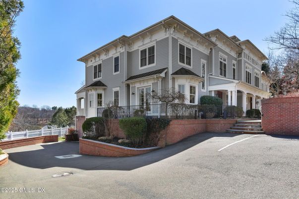 Exterior, Facade, Rowhouse