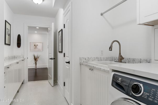 Interior, Recessed Lighting, Washer, Wood Texture Flooring