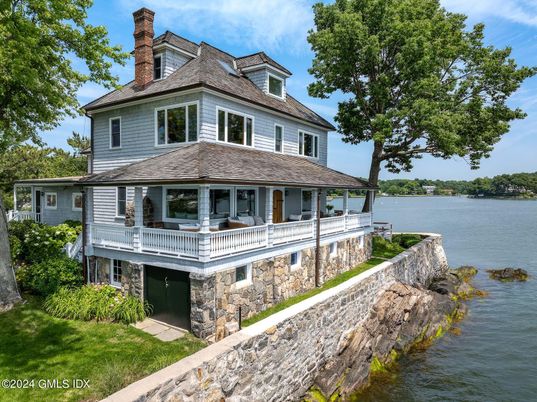 Exterior, Facade, Lake, American Foursquare