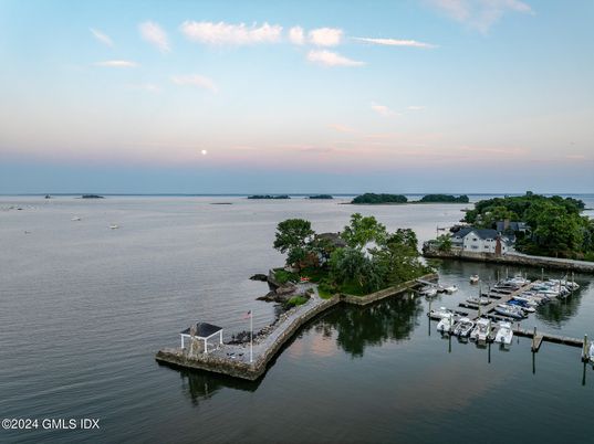 Exterior, Lake