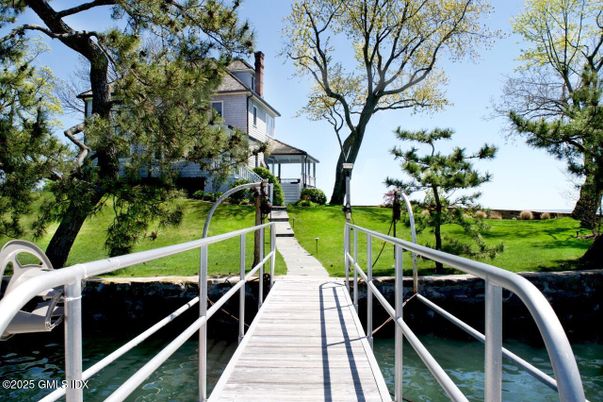 Exterior, Lake