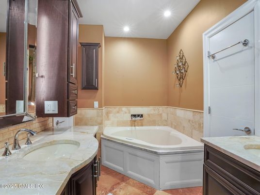 Bathroom, Dual Sink Vanities, Interior, Recessed Lighting