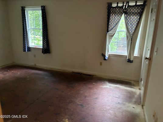 Empty room, Interior