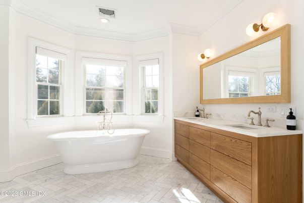 Bathroom, Dual Sink Vanities, Free Standing Baths, Interior, Recessed Lighting