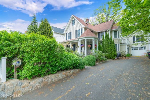 Attached, Exterior, Facade, Queen Anne Victorian