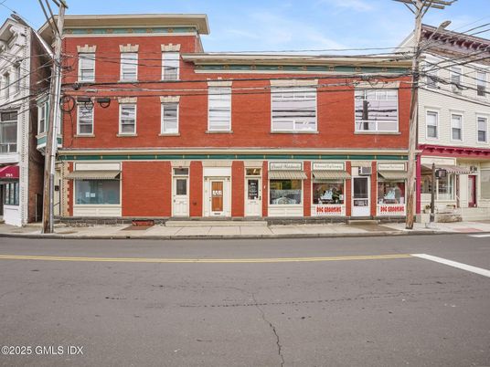 Exterior, Facade, Rowhouse
