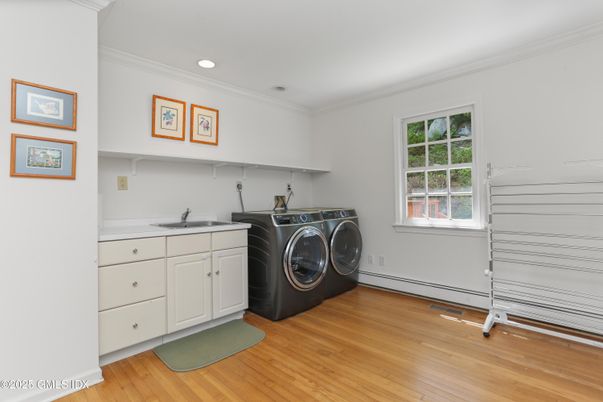 Interior, Recessed Lighting, Washer, Wood Texture Flooring