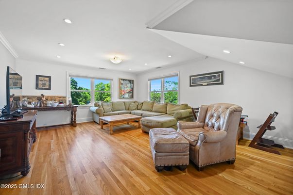 Fitness Equipment, Interior, Living room, Recessed Lighting, Wood Texture Flooring