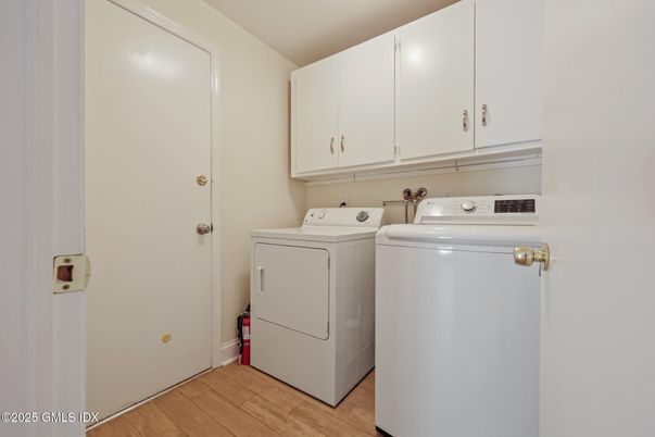 Interior, Washer, Wood Texture Flooring