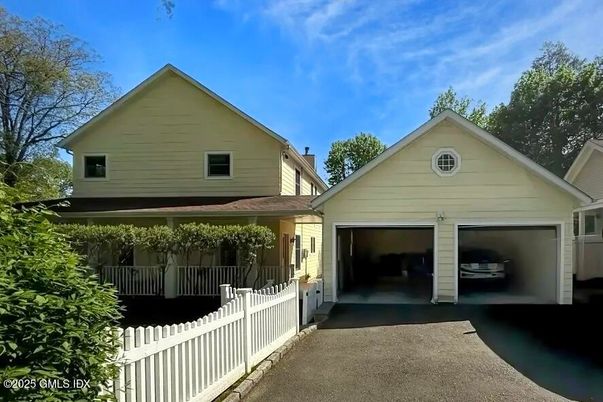 Attached, Exterior, Facade, American Craftsman
