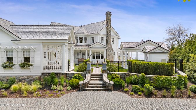 Exterior, Facade, Queen Anne Victorian
