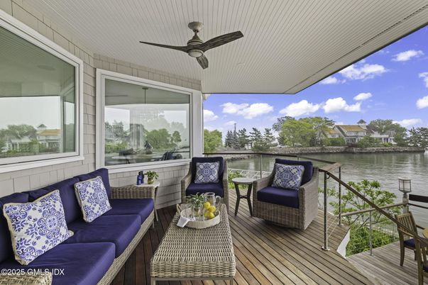 Exterior, Living room, Water